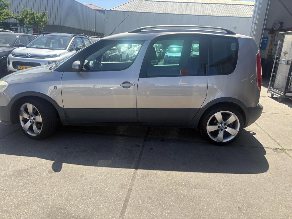 Skoda Roomster 1.6-16V Scout Clima, trekhaak, pdc achter, Auto's, Voorwielaandrijving, Gebruikt, 4 cilinders, Roomster