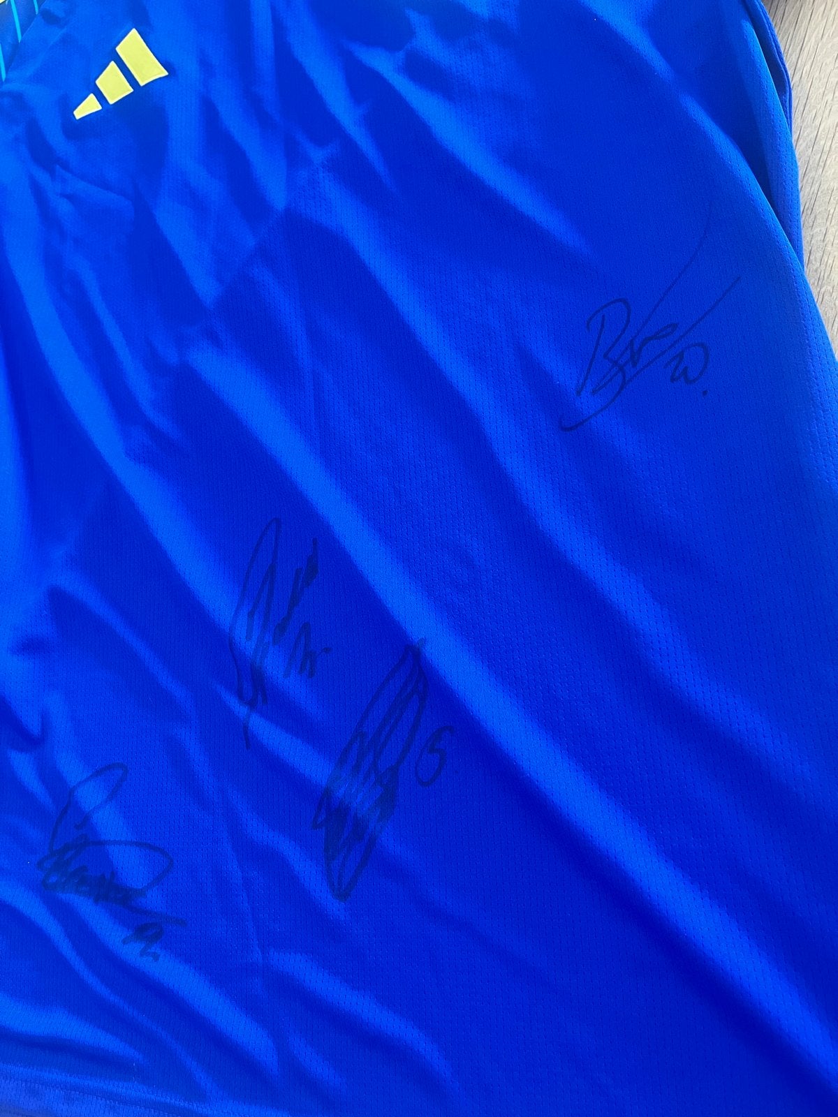 Gesigneerd Curaçao Thuisshirt (Adidas) - 4 Pro Spelers, Verzamelen, Sportartikelen en Voetbal, Verzenden, Zo goed als nieuw, Overige binnenlandse clubs