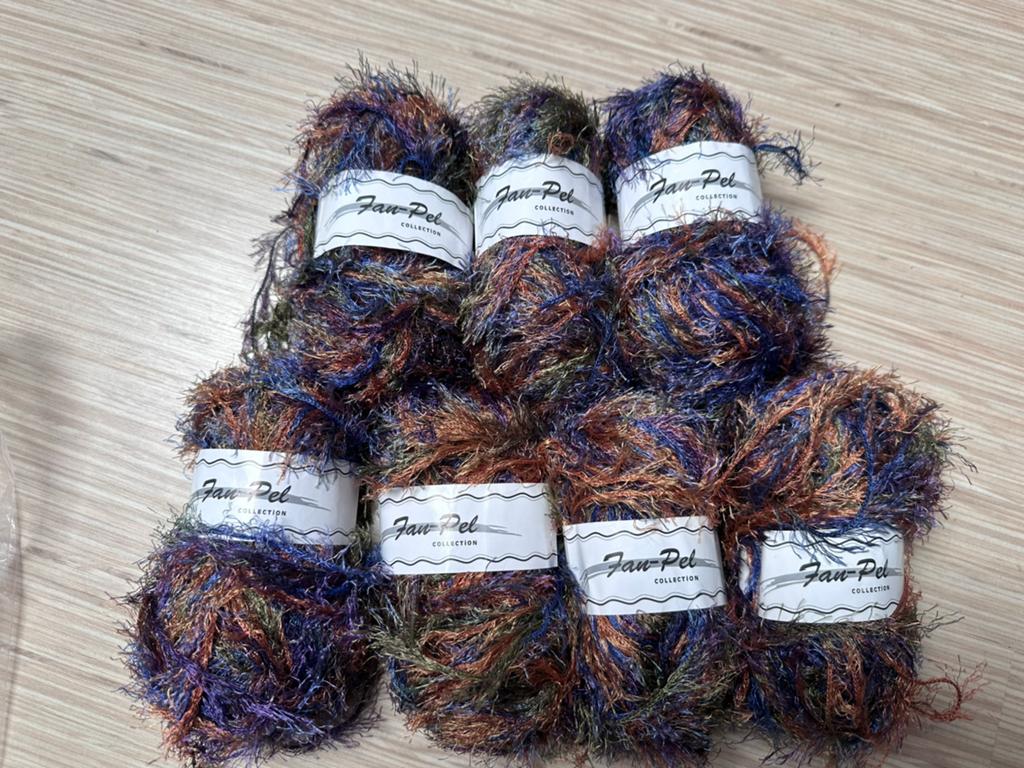 7 bollen fluffy en zacht garen, 50% polyester, 50% polyamide, Ophalen of Verzenden, Nieuw, Breien of Haken, Wol of Garen