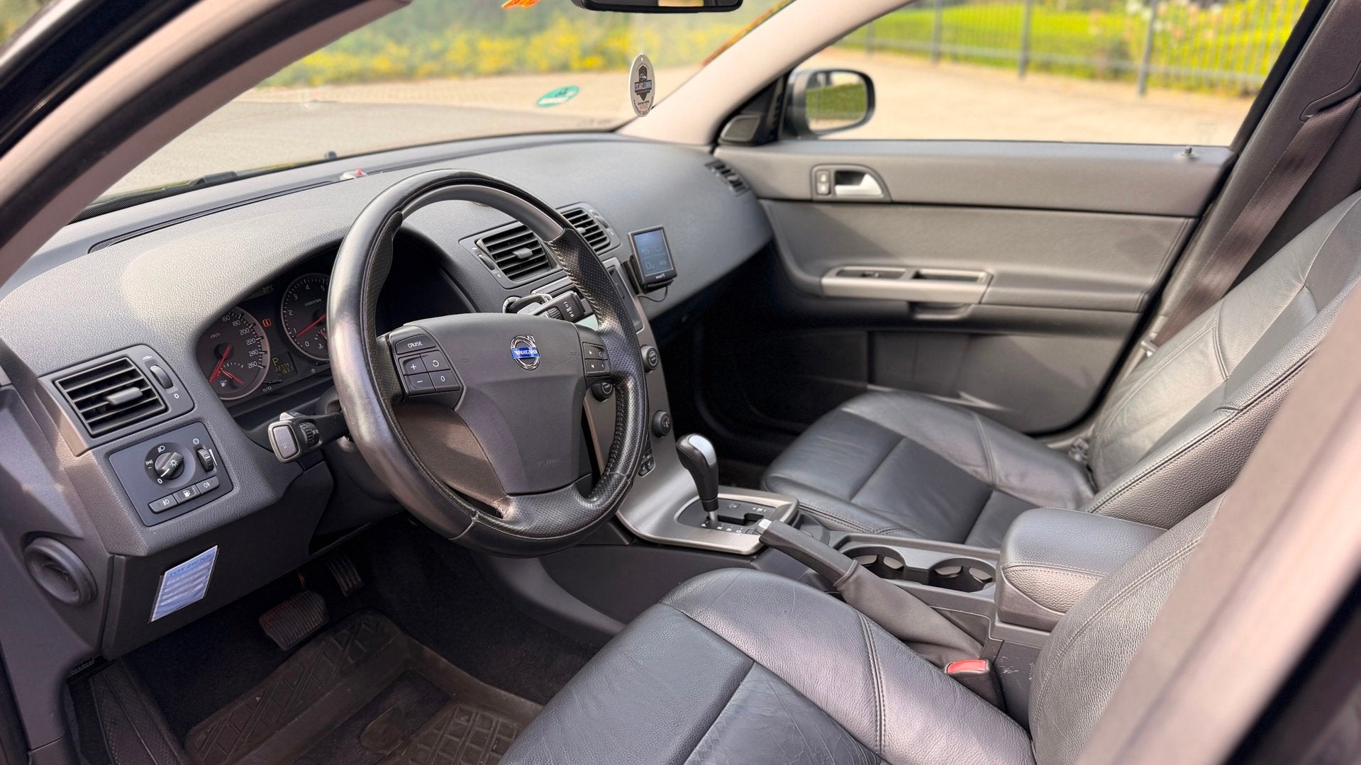 Volvo V50 2.4 Edition II Sport Airco/ecc Automaat Leer Schui, Dealer onderhouden, Gebruikt, Zwart, 700 kg