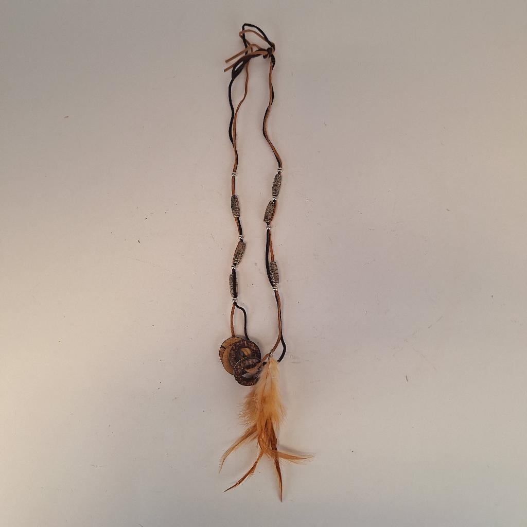 Lange ketting van bruine veter + veer, houten ringen, Ophalen of Verzenden, Zo goed als nieuw, Bruin, Overige materialen