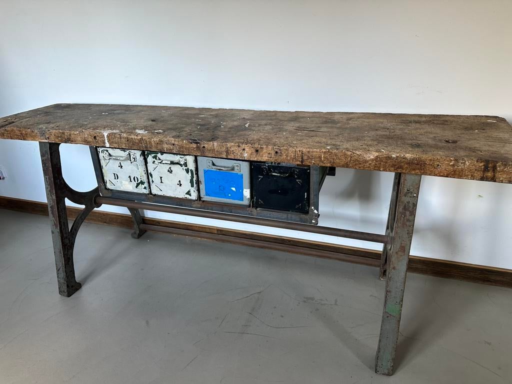 Industriele sidetable / werkbank / atelier tafel/blikvanger, Ophalen, Zo goed als nieuw, 25 tot 50 cm, Rechthoekig