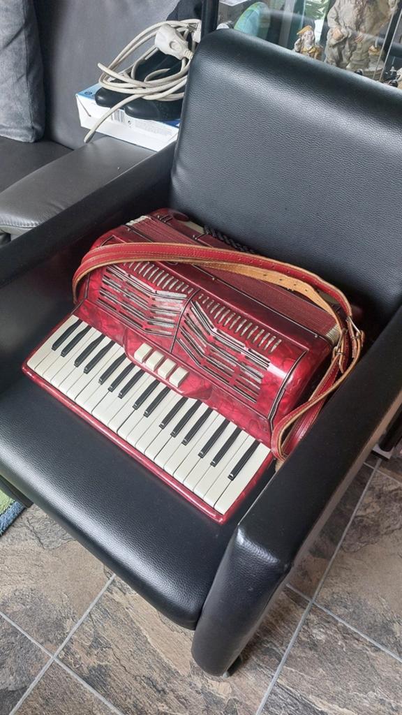 Borsini Italianse Accordeon 80bass met riem, Muziek en Instrumenten, Accordeons, Ophalen of Verzenden, Zo goed als nieuw, 120-bas