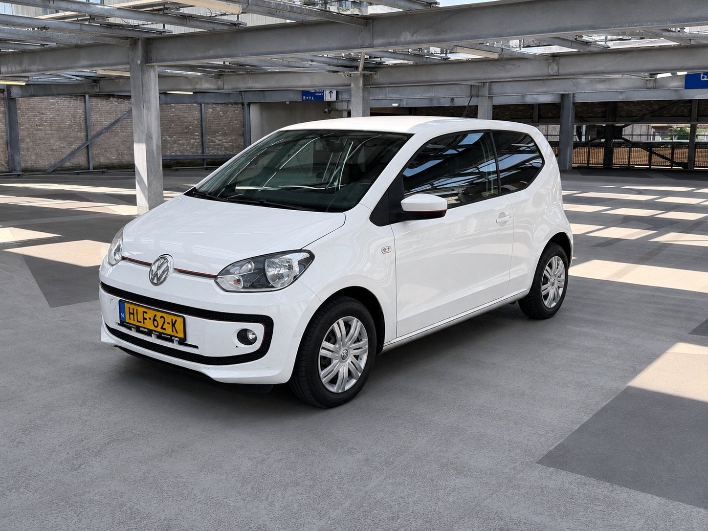Volkswagen up 1.0 2015 Wit *Airco*Lange APK*Stoelverwarming*, Voorwielaandrijving, Stof, 4 stoelen, Wit