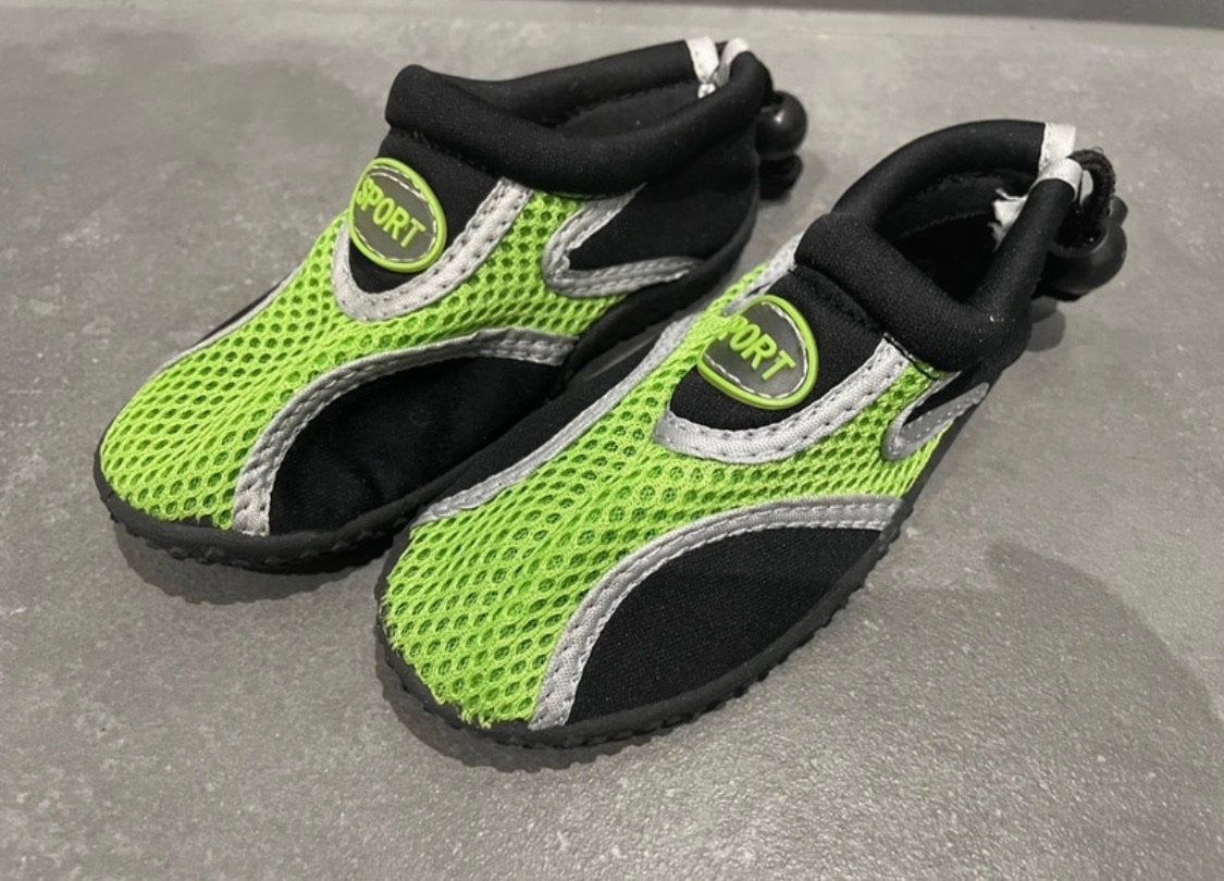 Kinder waterschoenen maat 24 – Zo goed als nieuw, Kinderen en Baby's, Kinderkleding | Kinder-zwemkleding, Zo goed als nieuw, Zwemschoenen
