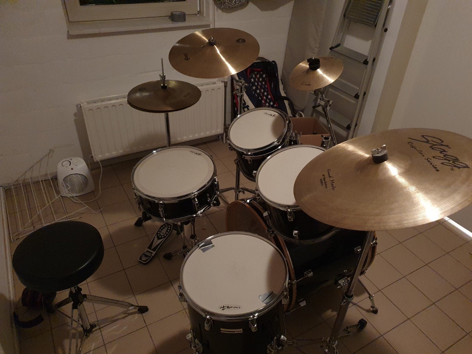 Compleet 'Taye' drumstel met bekkens en kruk