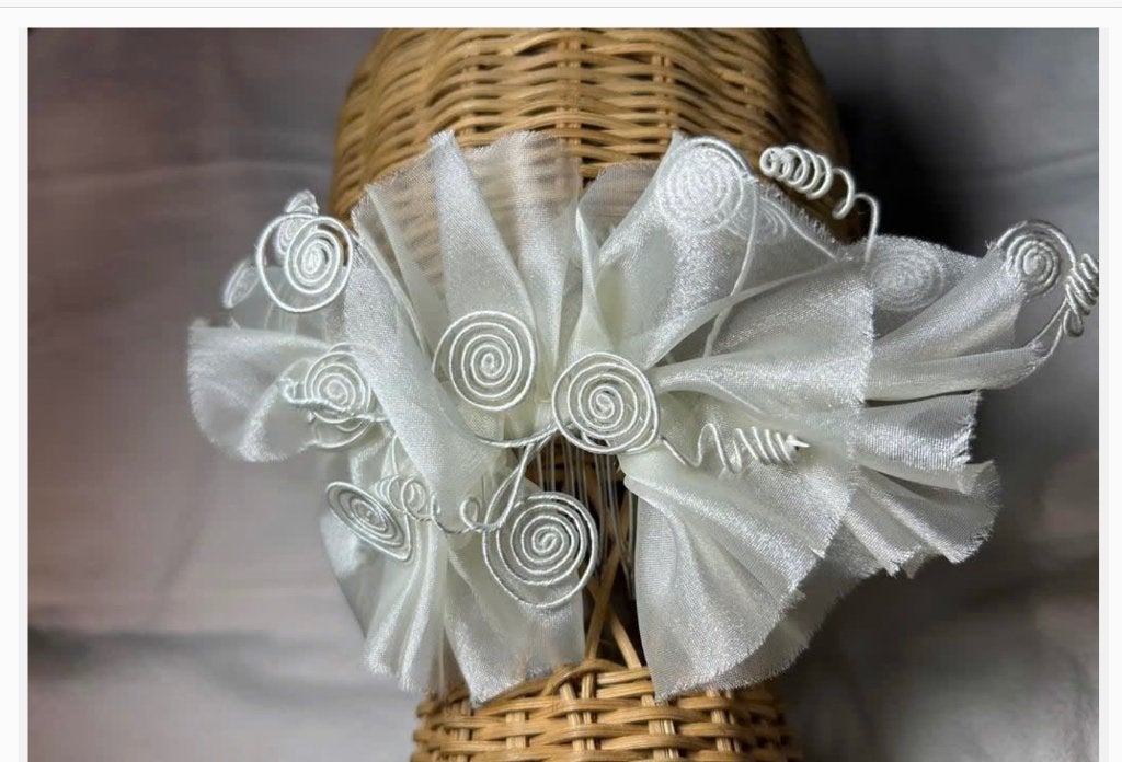 Antieke Tiara, kleur beetje gebroken wit, 20 cm, Antiek en Kunst, Antiek | Kleding en Accessoires, Ophalen of Verzenden