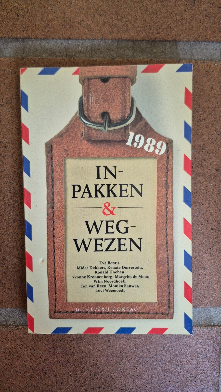 Inpakken & Wegwezen - Een bundel vermakelijke verhalen, Ophalen of Verzenden, Gelezen, Eva Bentis, Midas Dekkers, Ronald Hoeben e.a.