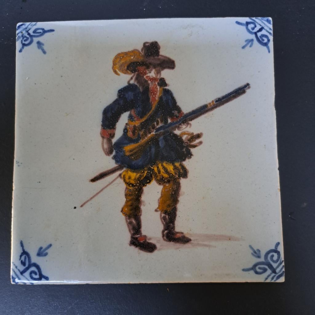 Antieke Delfts Blauwe Tegel met Musketier, Ophalen of Verzenden