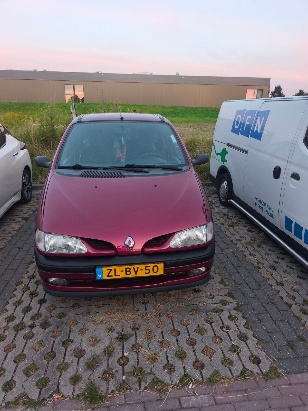 NIEUW APK! Renault Mégane 2.0 Scenic RT AUT 1999 Rood, Auto's, Renault, 1998 cc, 680 kg, 4 cilinders, Origineel Nederlands