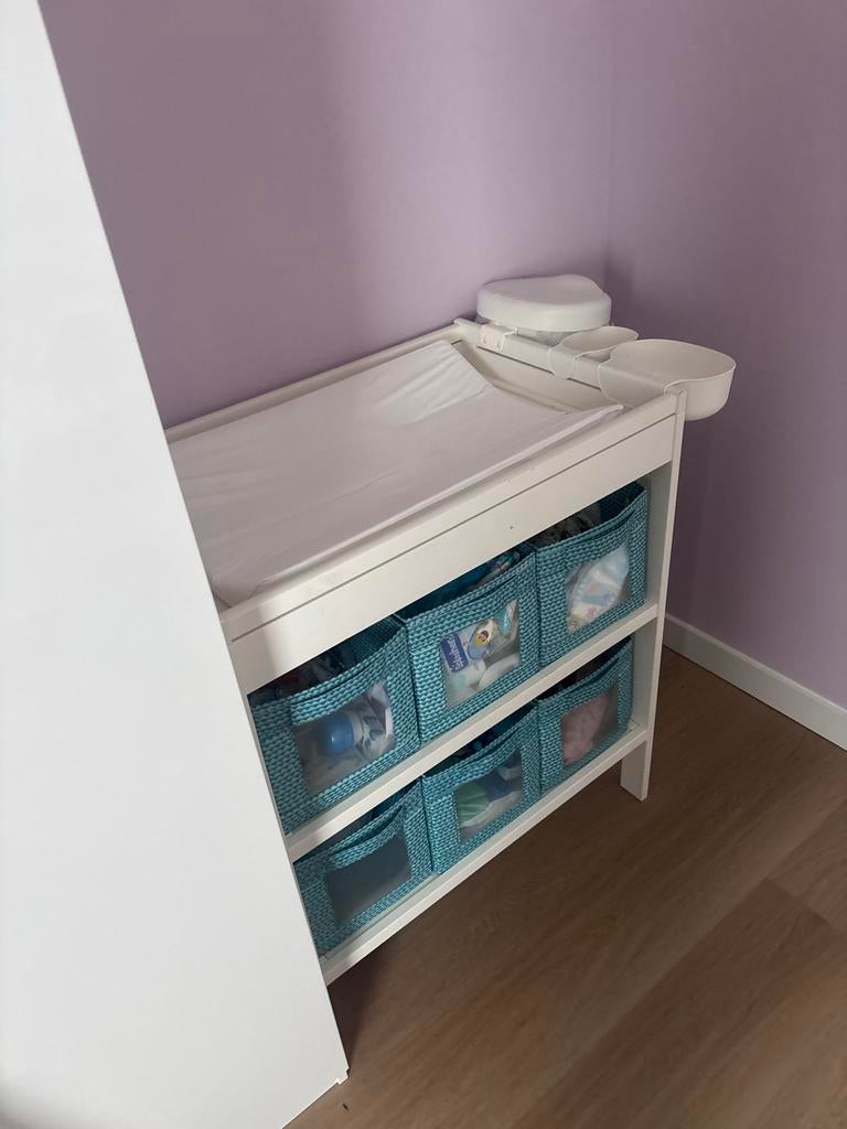 Commode met matras, prullenbak en 6 opbergmanden, Ophalen of Verzenden, Zo goed als nieuw, Commode