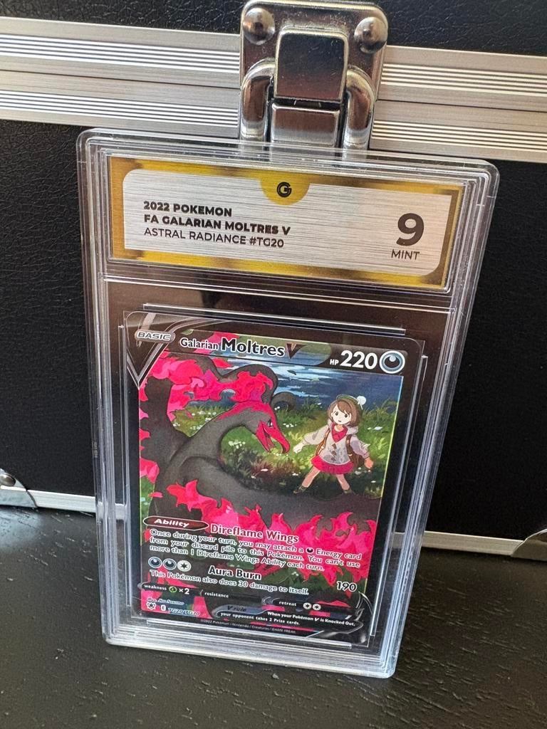 Galarian moltres v grade 9, Hobby en Vrije tijd, Verzamelkaartspellen | Pokémon, Ophalen of Verzenden, Zo goed als nieuw, Meerdere kaarten