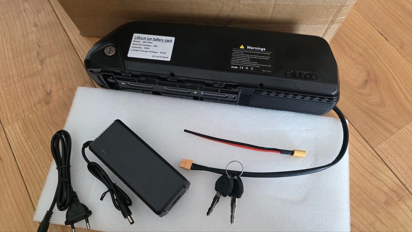 Nieuwe 48V 15Ah  e-bike accu ( fatbike )– 4-pins +  oplader, Nieuw
