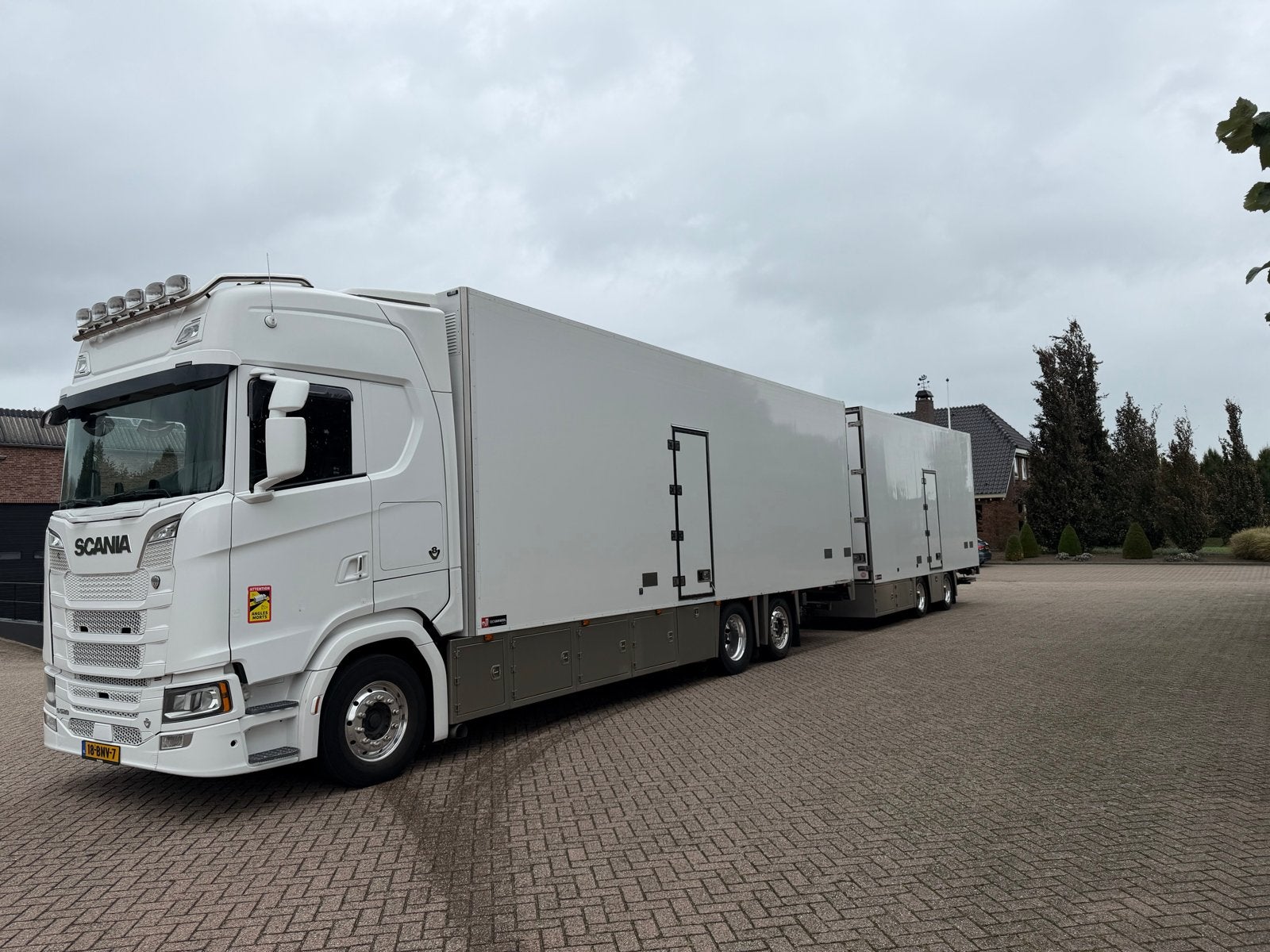 bloemen/planten/autocross/camper/enz, Automaat, Achterwielaandrijving, Scania, Leder