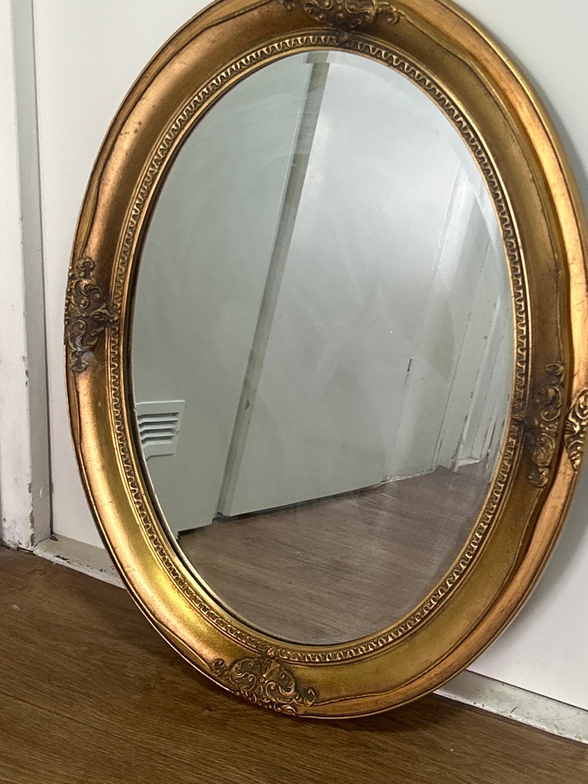 Ovale spiegel met sierlijke gouden lijst, Ophalen of Verzenden