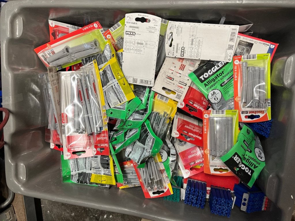 Pluggen en bevestigingsmateriaal, Ophalen, 50 tot 100 mm, Nieuw, Pluggen