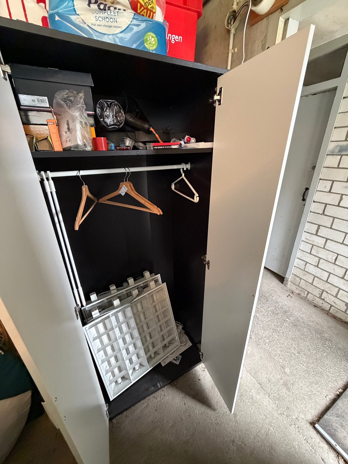 Opbergkast (oude kledingkast), Huis en Inrichting, Kasten | Roldeurkasten en Archiefkasten, Ophalen, Gebruikt, Eikenhout, 50 tot 100 cm