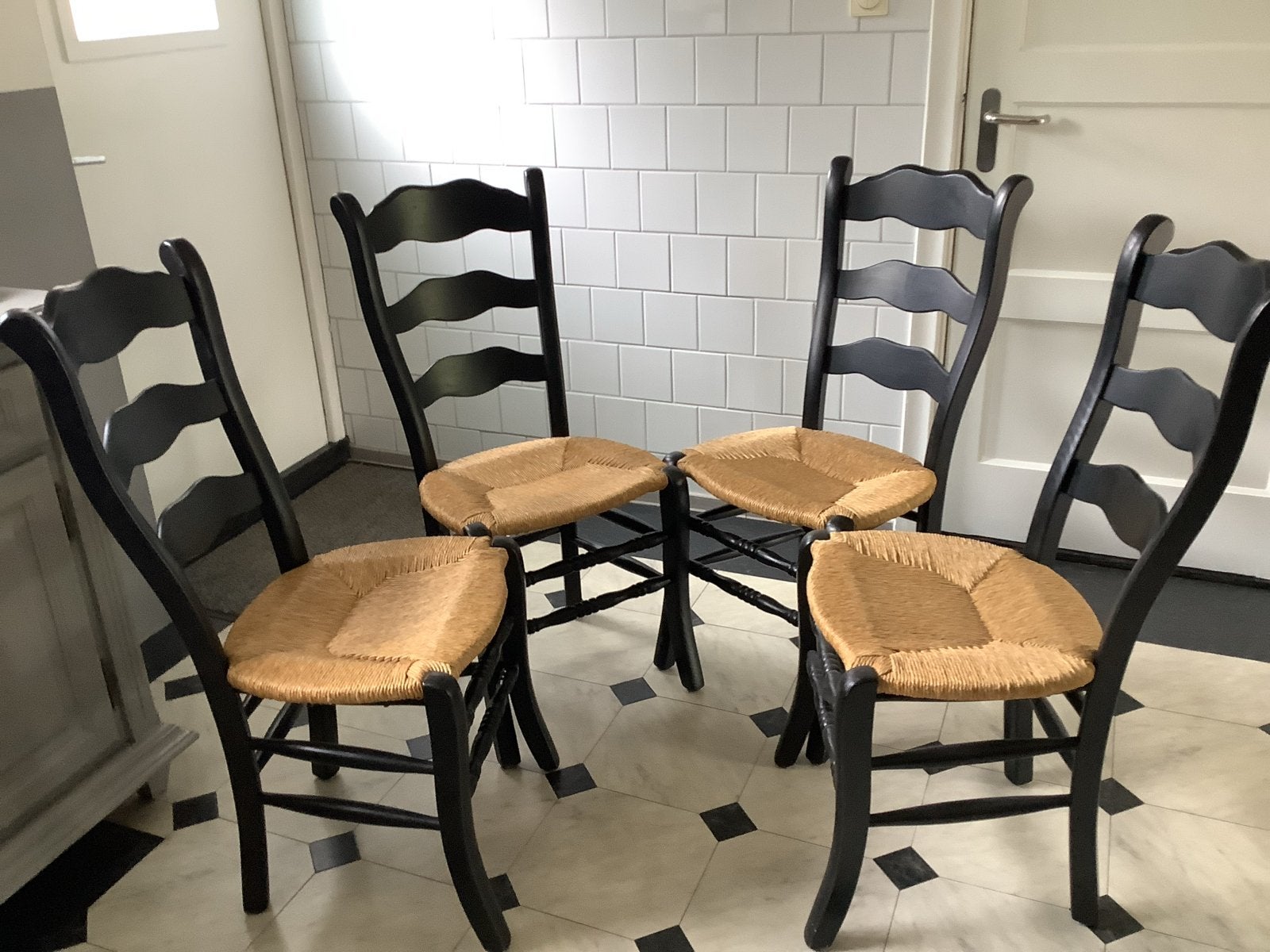 Set van 4 zwarte stoelen met rieten zitting, Ophalen