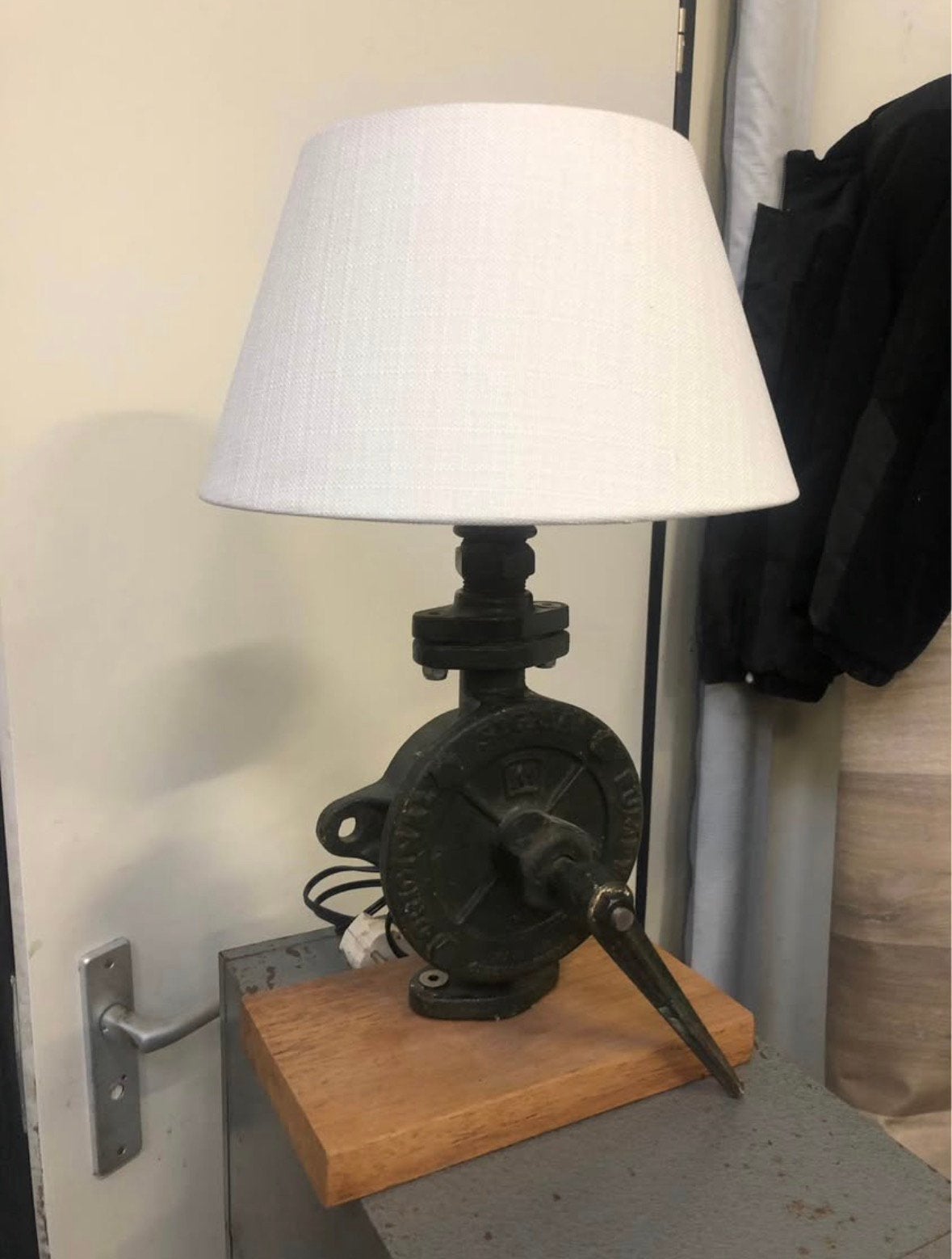 Prachtige handgemaakte lamp van een oude pomp, Ophalen, Zo goed als nieuw