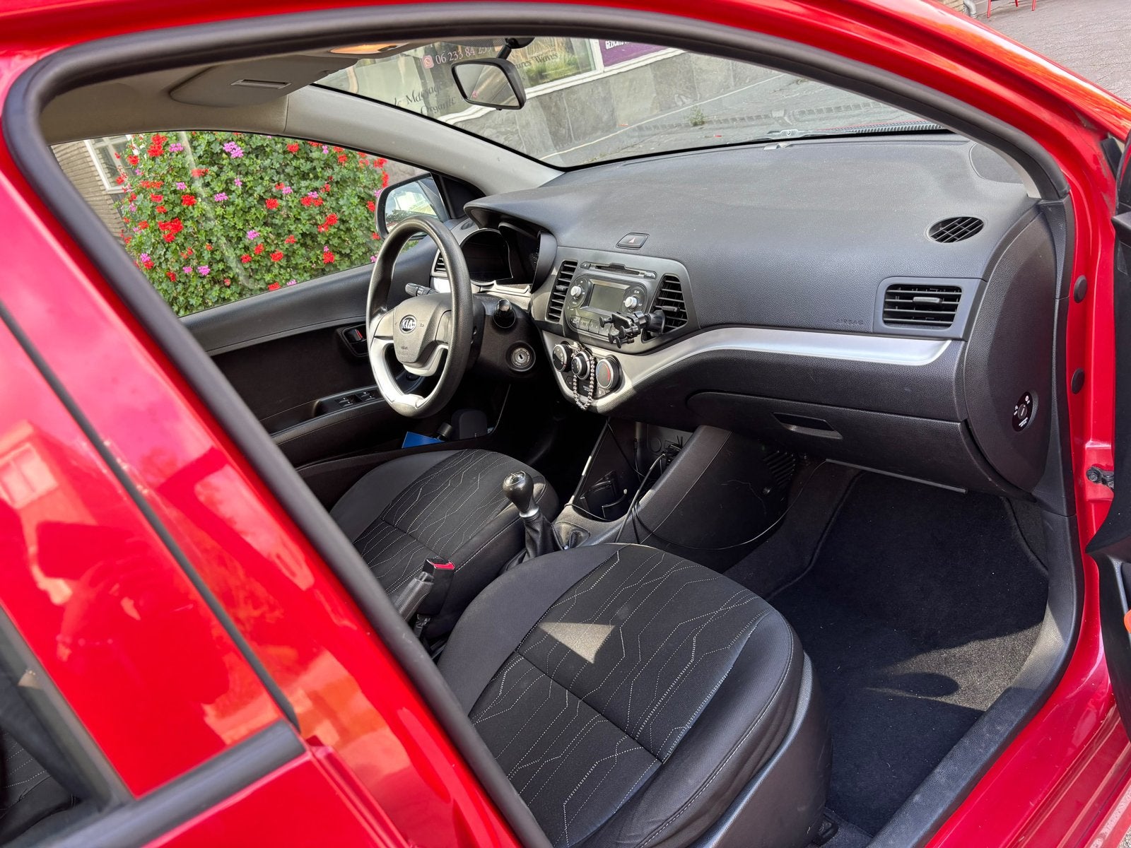 Foto 7 van Kia Picanto 1.0 Cvvt 5-DRS 2014 Rood