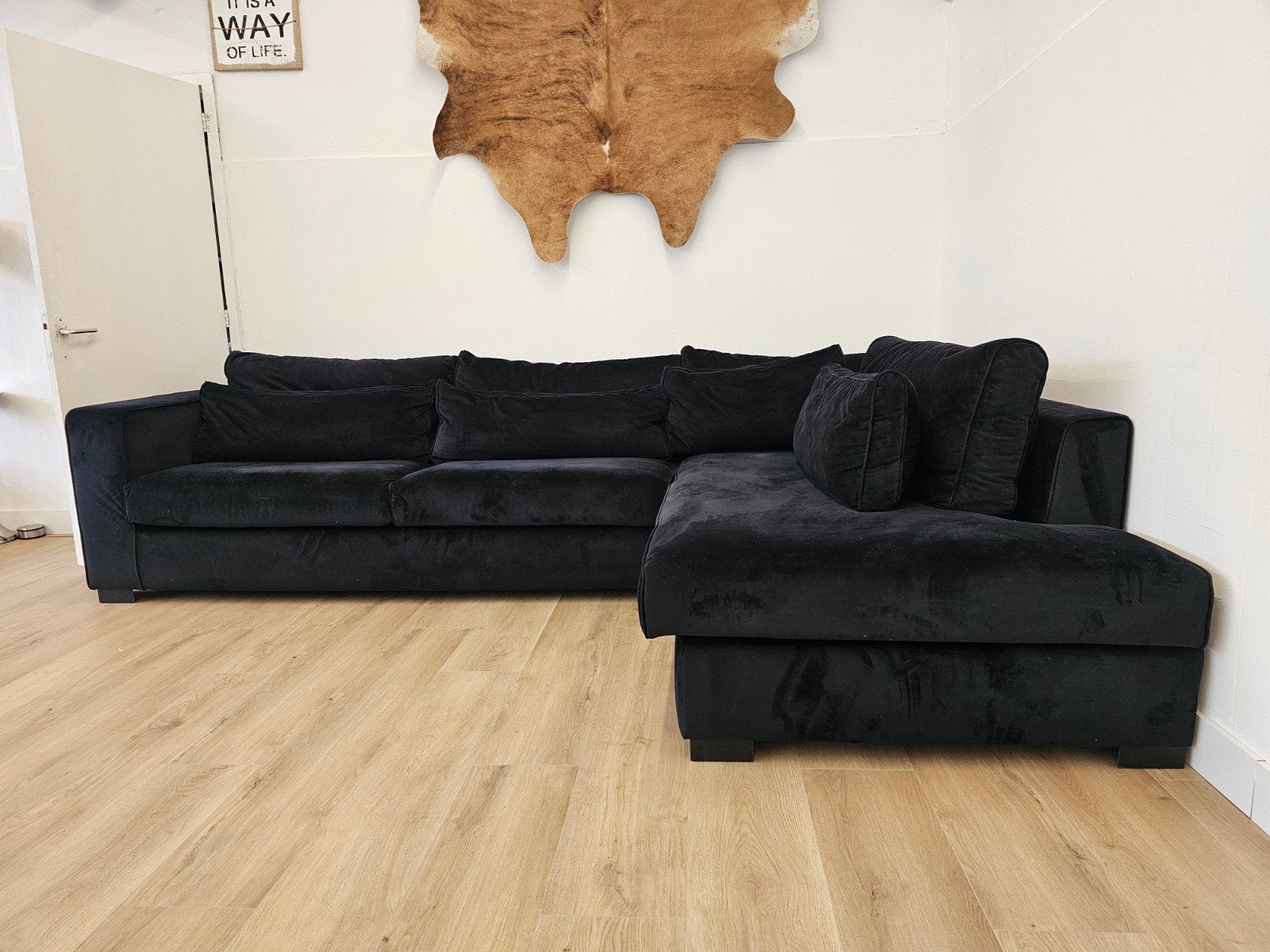 Wees er snel bij - z.g.a.n Hoekbank - Velvet Zwart, Zo goed als nieuw, Info@homefriesland.nl, Vierpersoons of meer, Home Friesland