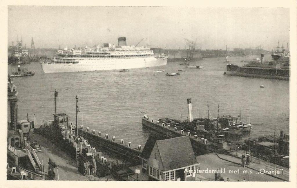 SMN m.s. Oranje loopt binnen sleepboten 1961, Verzamelen, Verzenden, Zo goed als nieuw, Kaart, Foto of Prent