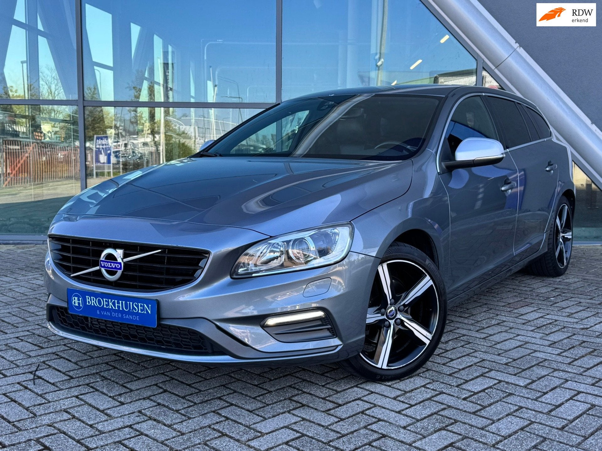 Volvo V60 2.0 T4 R-Design Business Sport 190pk Camera / Trek, Auto's, Automatische klimaatregeling, Gebruikt, 1969 cc, Origineel Nederlands