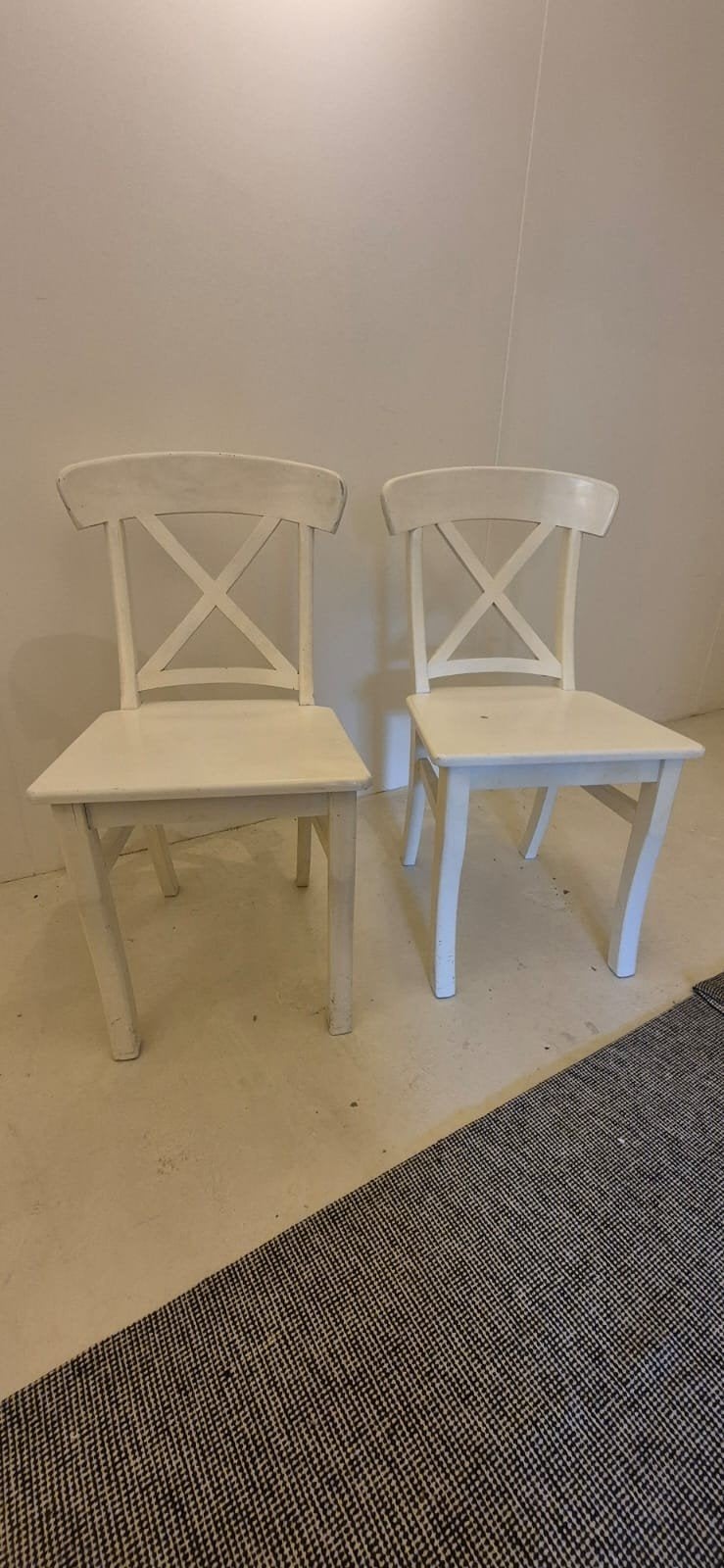 Gratis: Twee witte houten stoelen., Ophalen, Gebruikt, Hout, 2 zitplaatsen