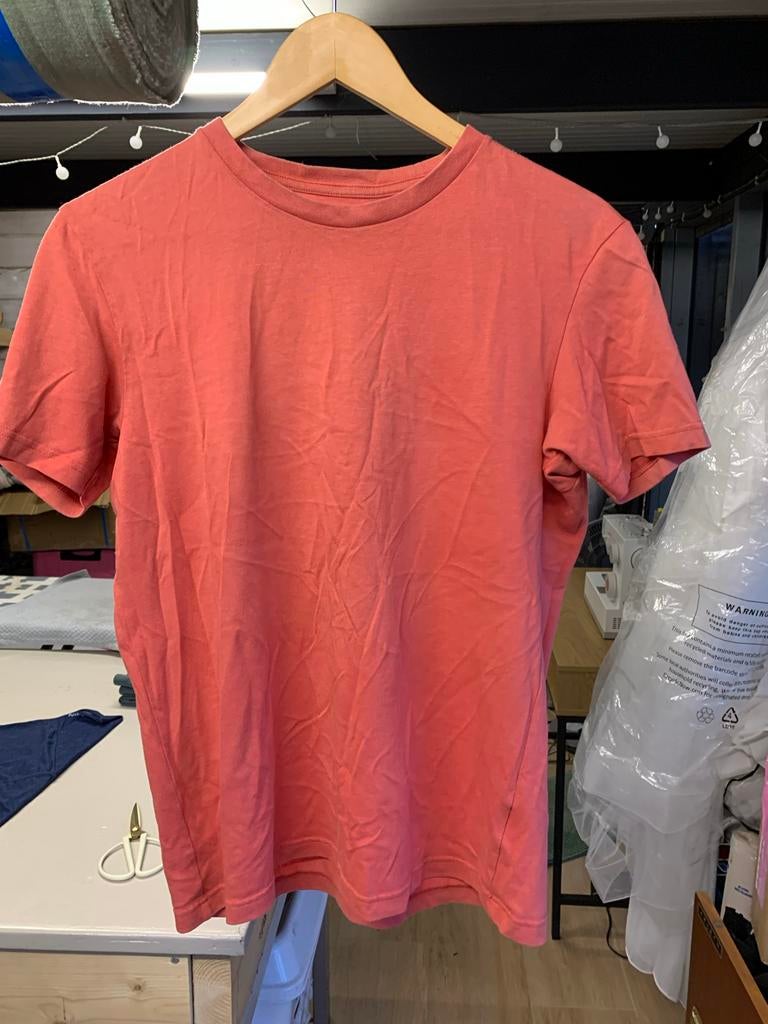 Uniqlo T-shirt Maat L - Koraalrood, Kleding | Heren, T-shirts, Ophalen of Verzenden, Zo goed als nieuw, Maat 52/54 (L), Overige kleuren