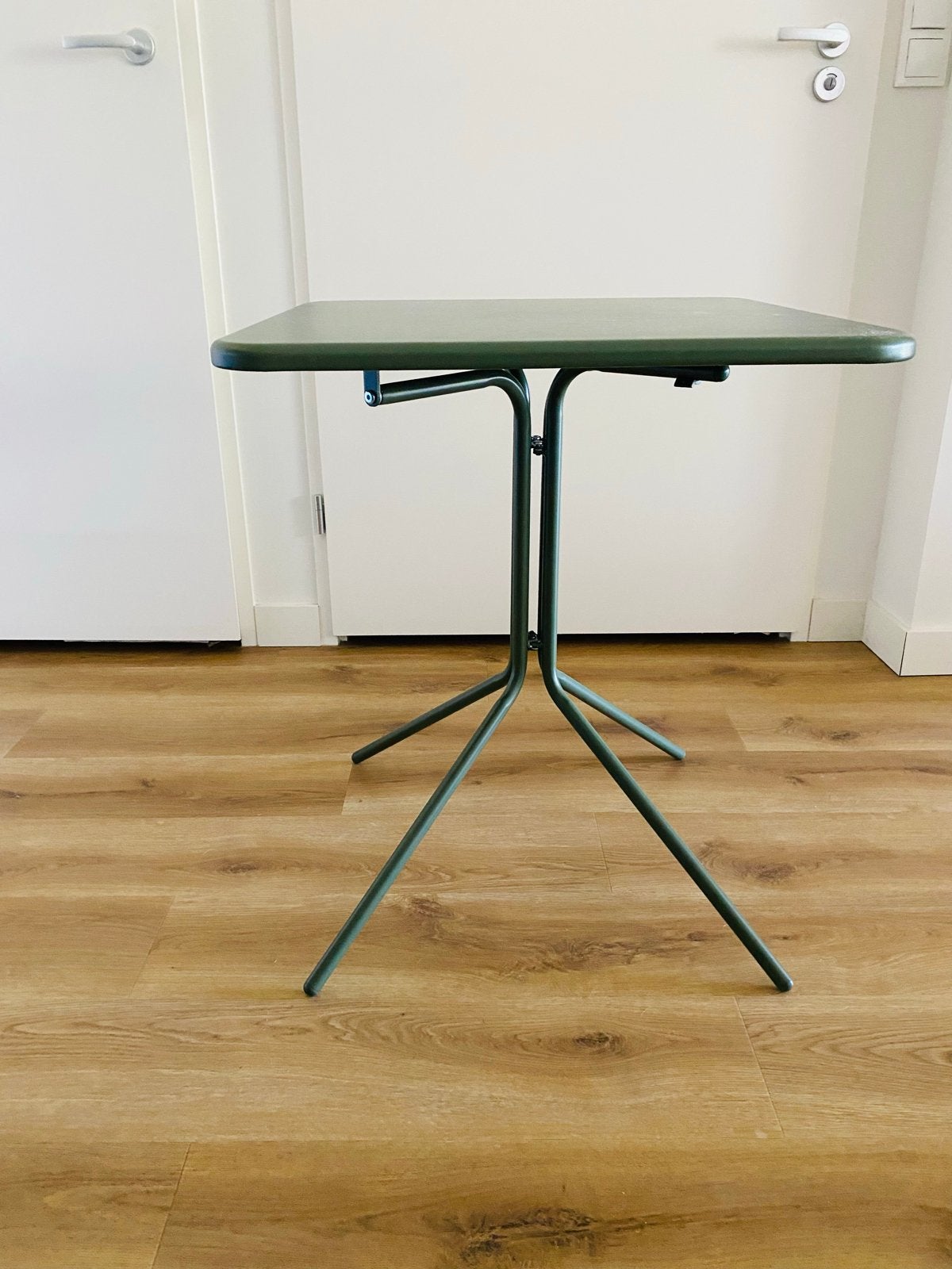 Groene opklapbare bijzettafel - zo goed als nieuw, Huis en Inrichting, Tafels | Eettafels, Ophalen, Minder dan 50 cm, 50 tot 100 cm