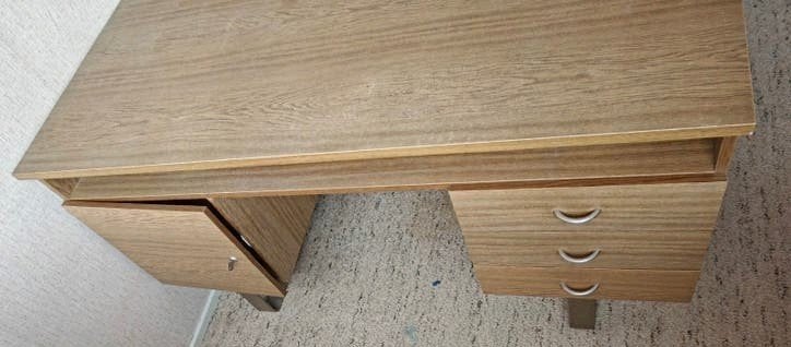 Ruim houten bureau met lades en opbergruimte, Huis en Inrichting, Ophalen, Met lades, Gebruikt, Hout