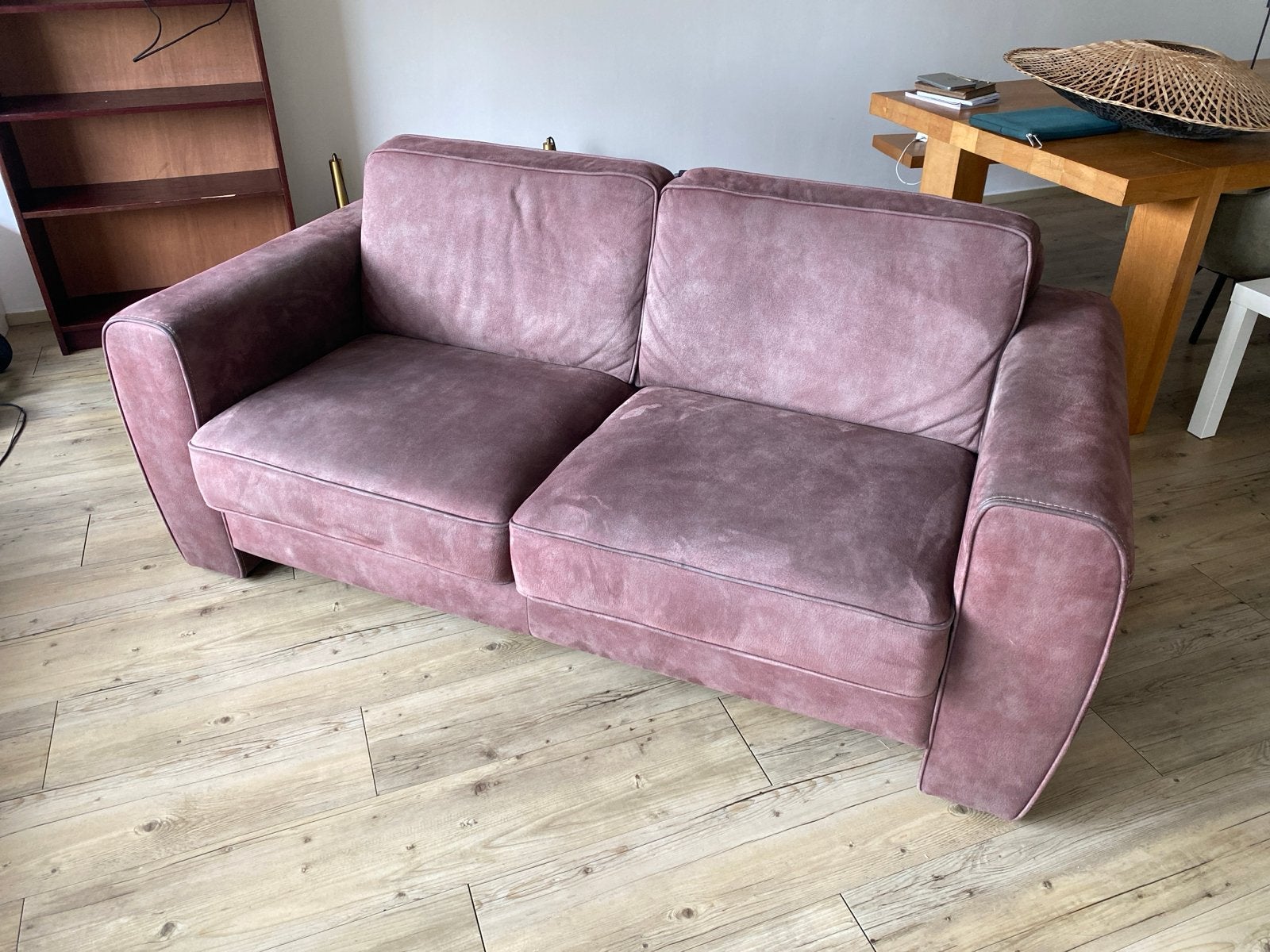 Bruin suede driepersoons bank, Huis en Inrichting, Banken | Bankstellen, Ophalen, Gebruikt, 150 tot 200 cm, Driepersoons