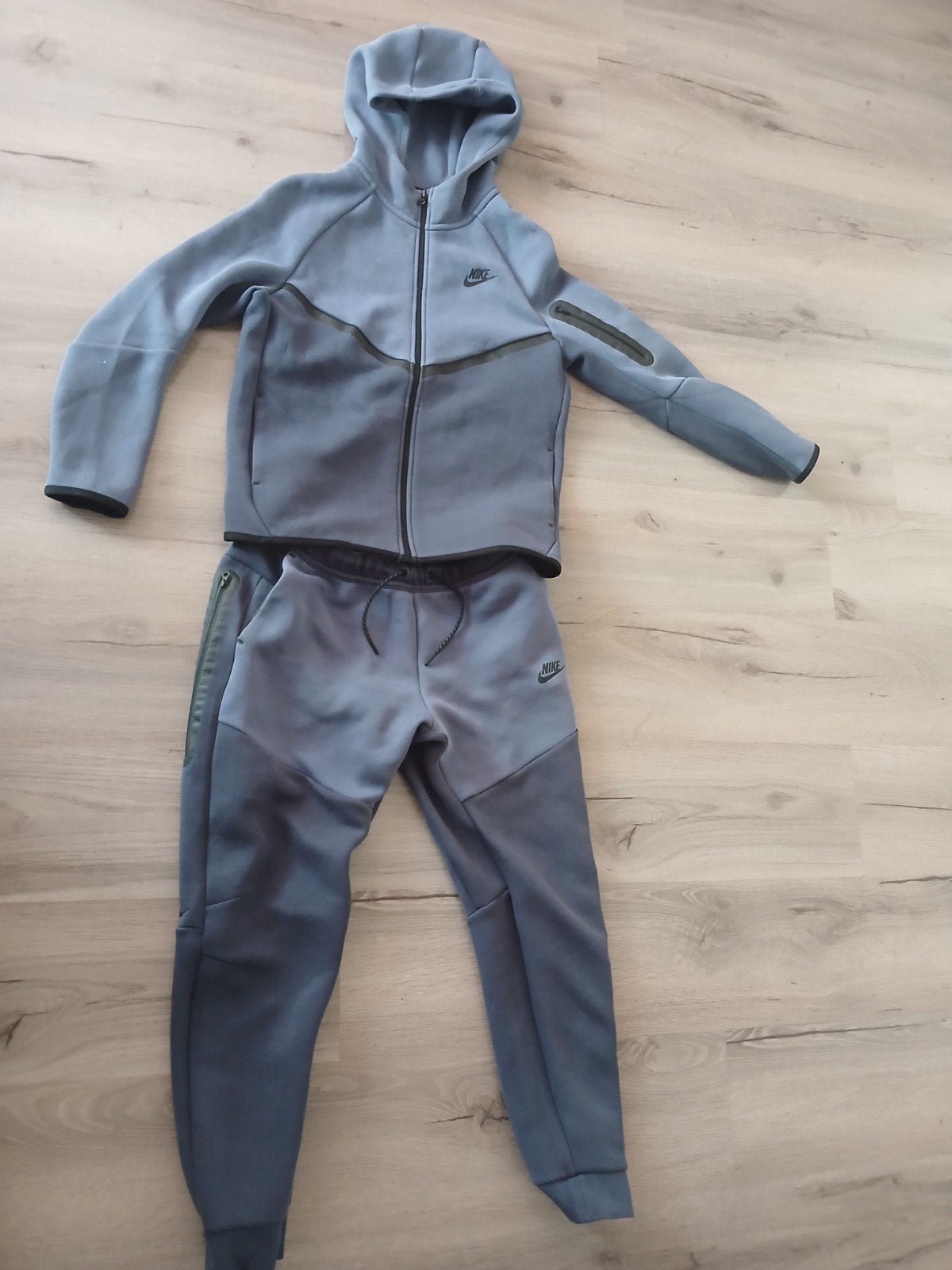 nike tech pak 158-170, Ophalen of Verzenden, Zo goed als nieuw, Jongen of Meisje