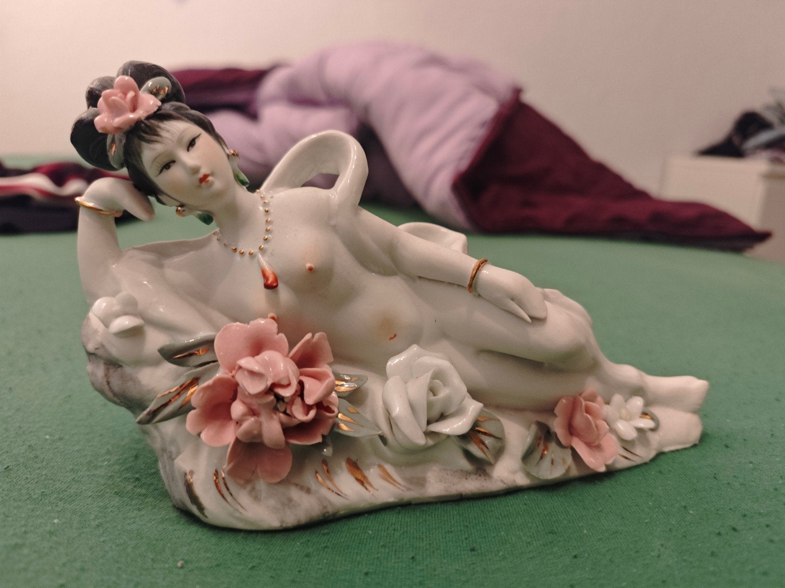 Mooi Chinees beeldje van liggende vrouw met bloemen, Ophalen of Verzenden