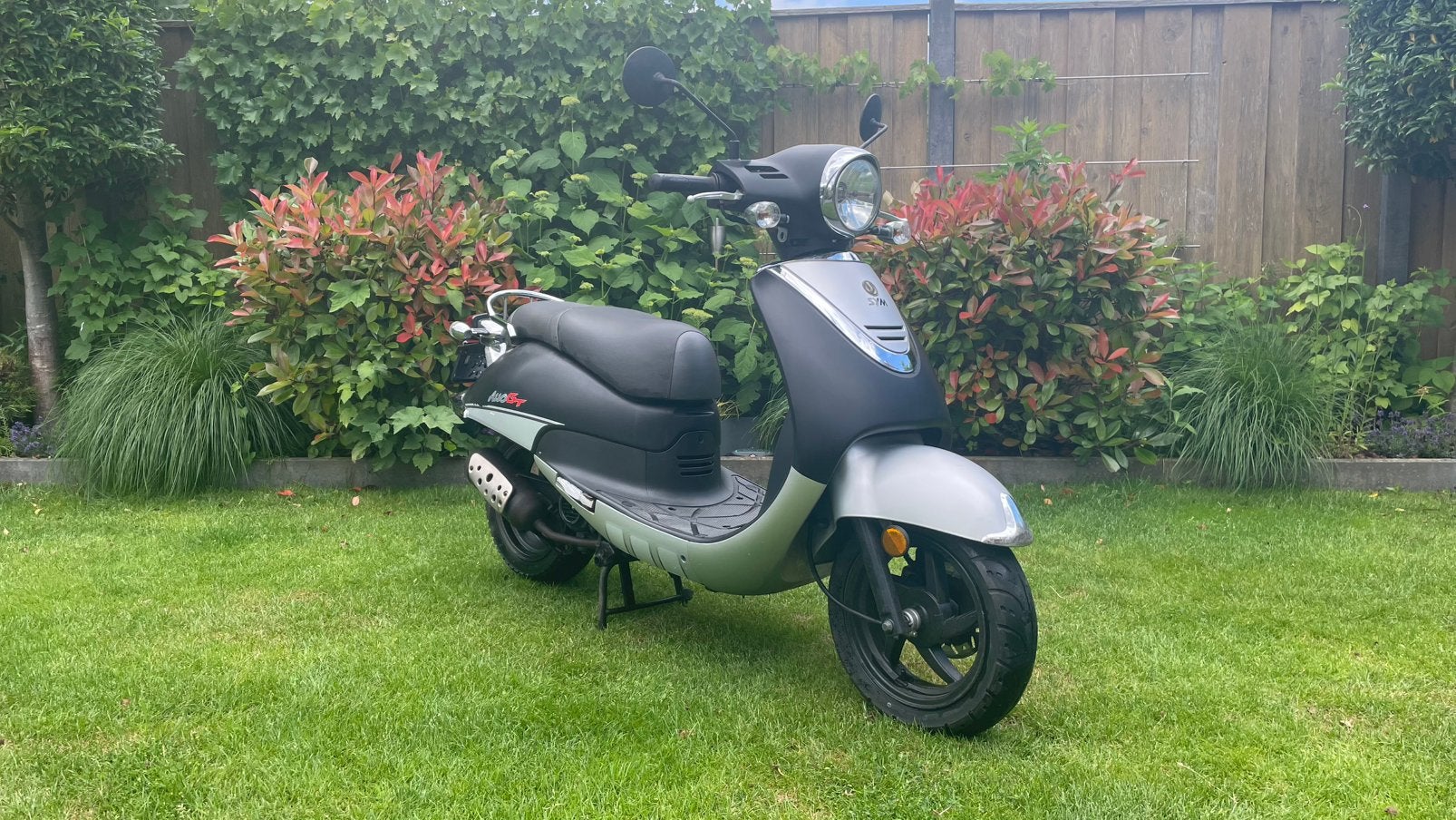 Sym allo GT - scooter geel kenteken, Fietsen en Brommers, Ophalen, Maximaal 45 km/u, Allo, Zo goed als nieuw