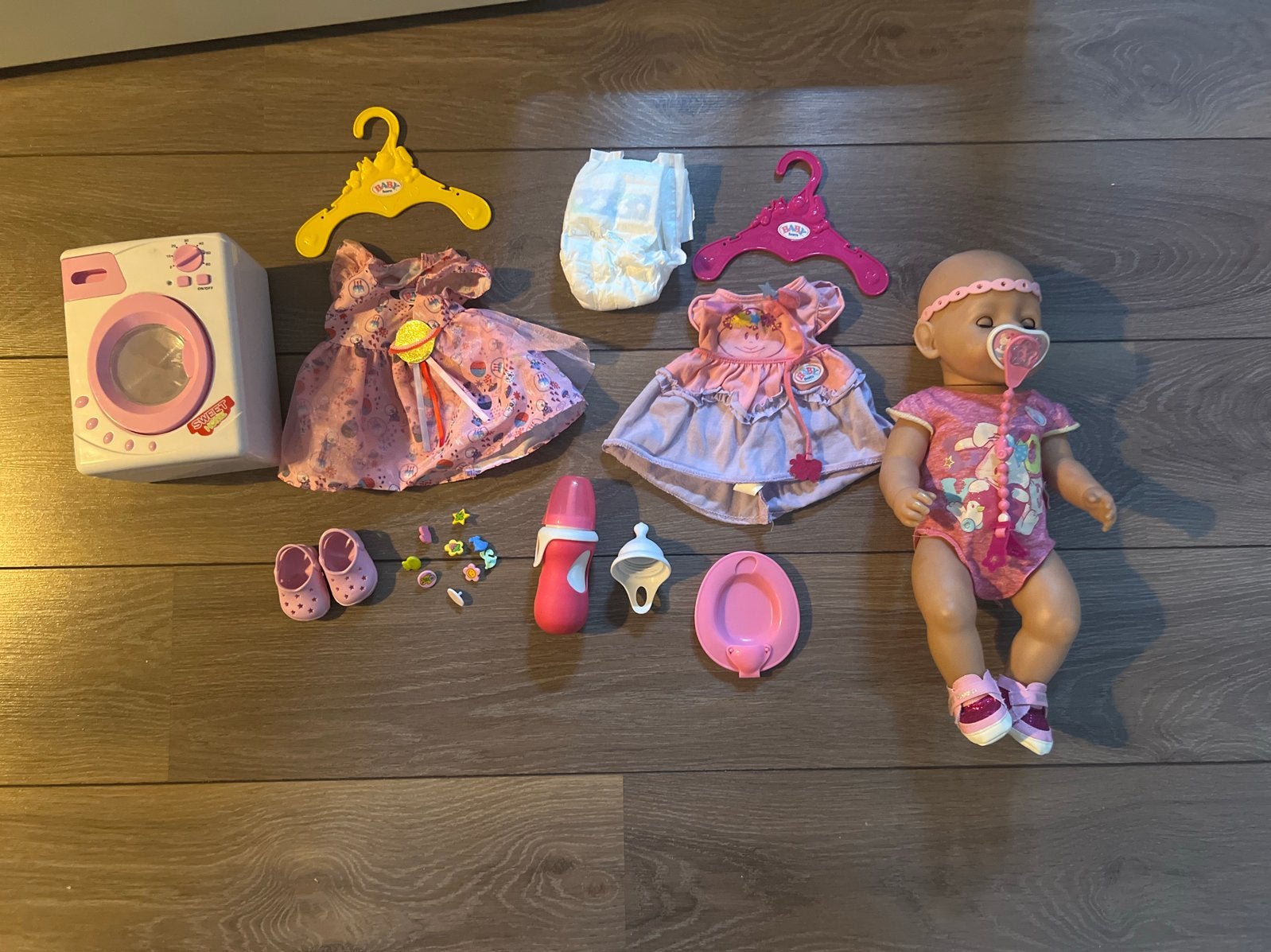 Baby Born pop met accessoires en wasmachine, Kinderen en Baby's, Speelgoed | Poppen, Ophalen, Gebruikt, Babypop