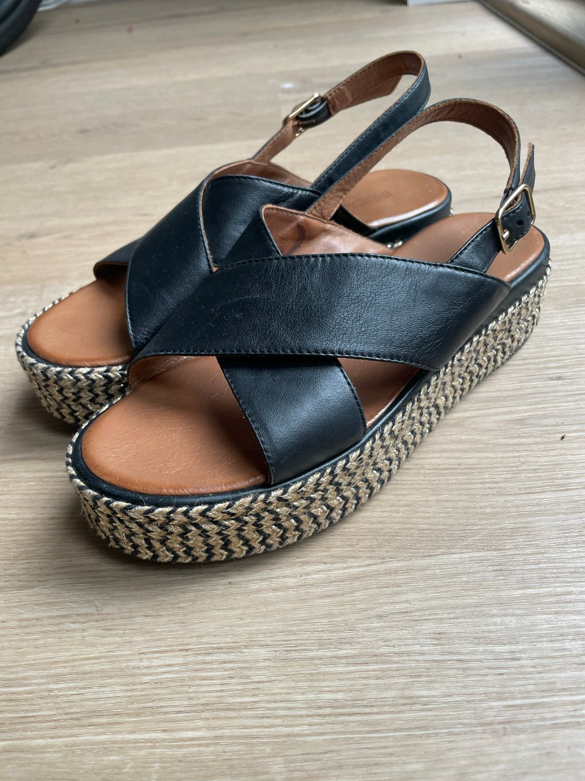 Zwarte inuovo sandalen met gevlochten zool - Maat 38, Kleding | Dames, Schoenen, Zwart, Zo goed als nieuw, Sandalen of Muiltjes