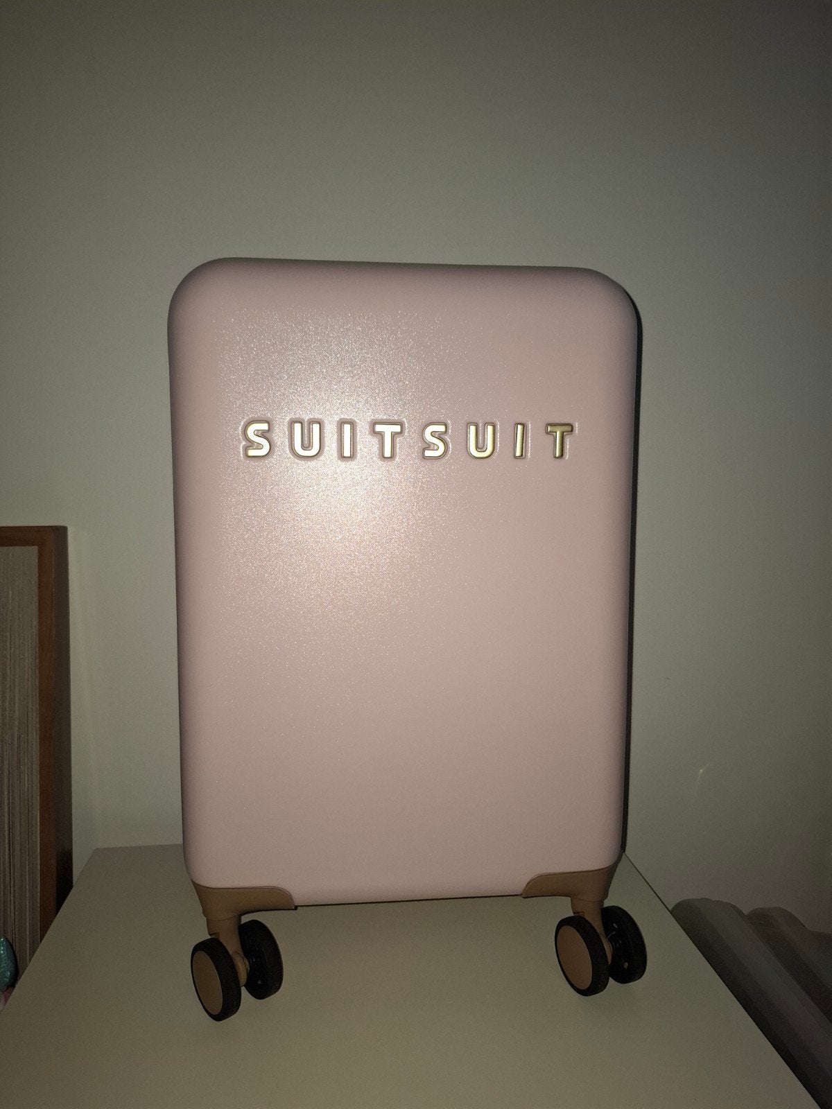 Nieuwe SUITSUIT koffer roze met gouden details, Ophalen, 40 tot 60 cm, Nieuw, Wieltjes