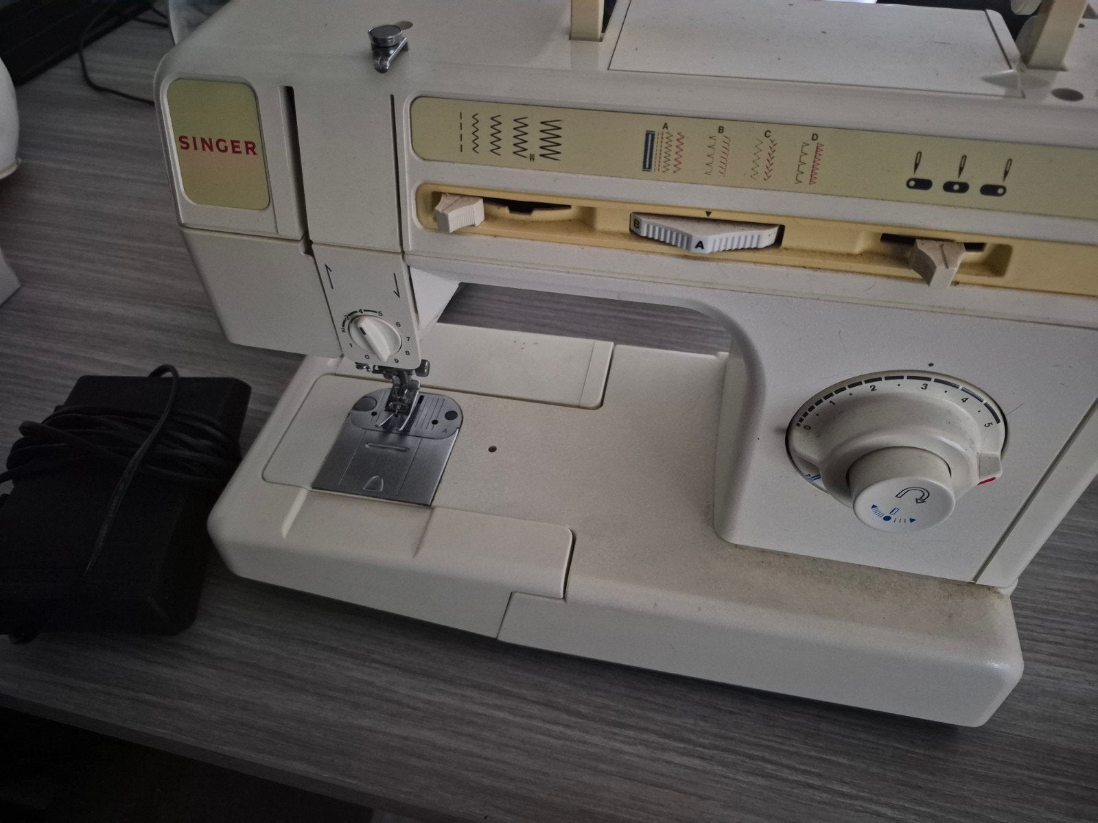 Singer Naaimachine - Gebruikt maar functioneel, Hobby en Vrije tijd, Naaimachines en Toebehoren, Ophalen, Gebruikt, Naaimachine