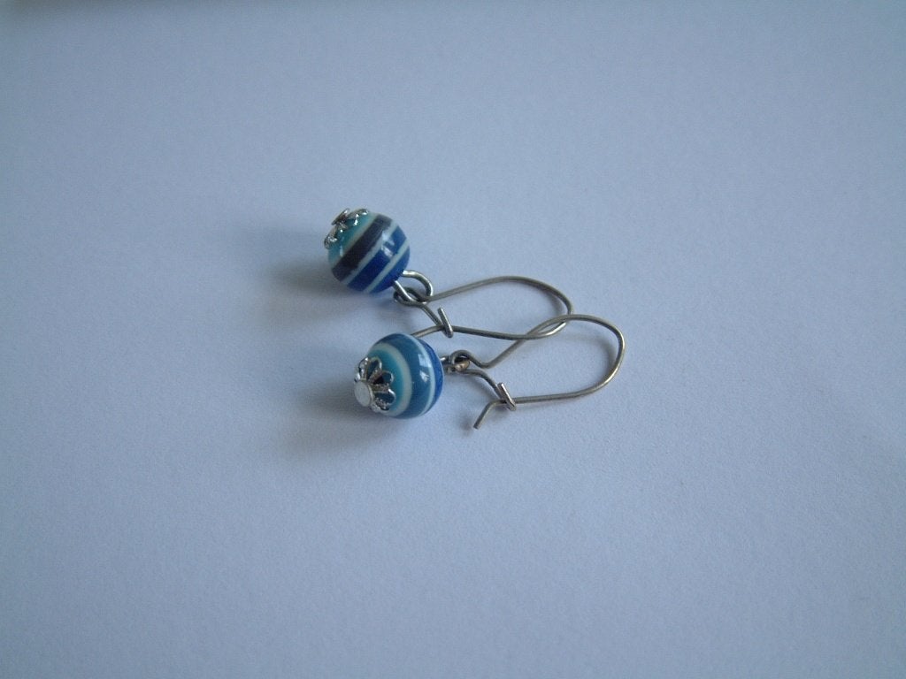 prachtig kleine  ronde blauwe glas oorbellen, Overige materialen, Hangers, Blauw, Ophalen of Verzenden