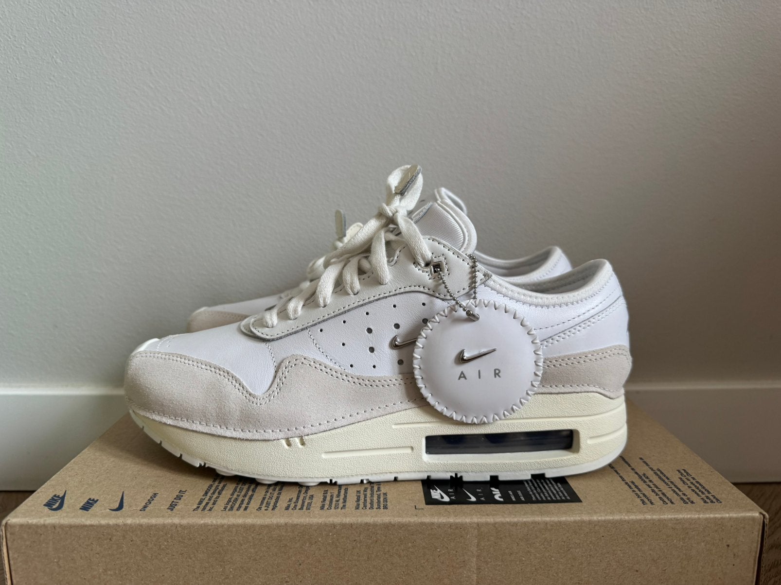 Nike Air Max 1 ‘Jacquemus’ (size 36,5), Ophalen of Verzenden, Nieuw, Overige kleuren, Sneakers of Gympen