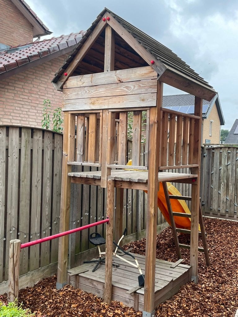 Houten speeltoestel met glijbaan, zandbak en duikelrek, Ophalen, Gebruikt, Zandbak