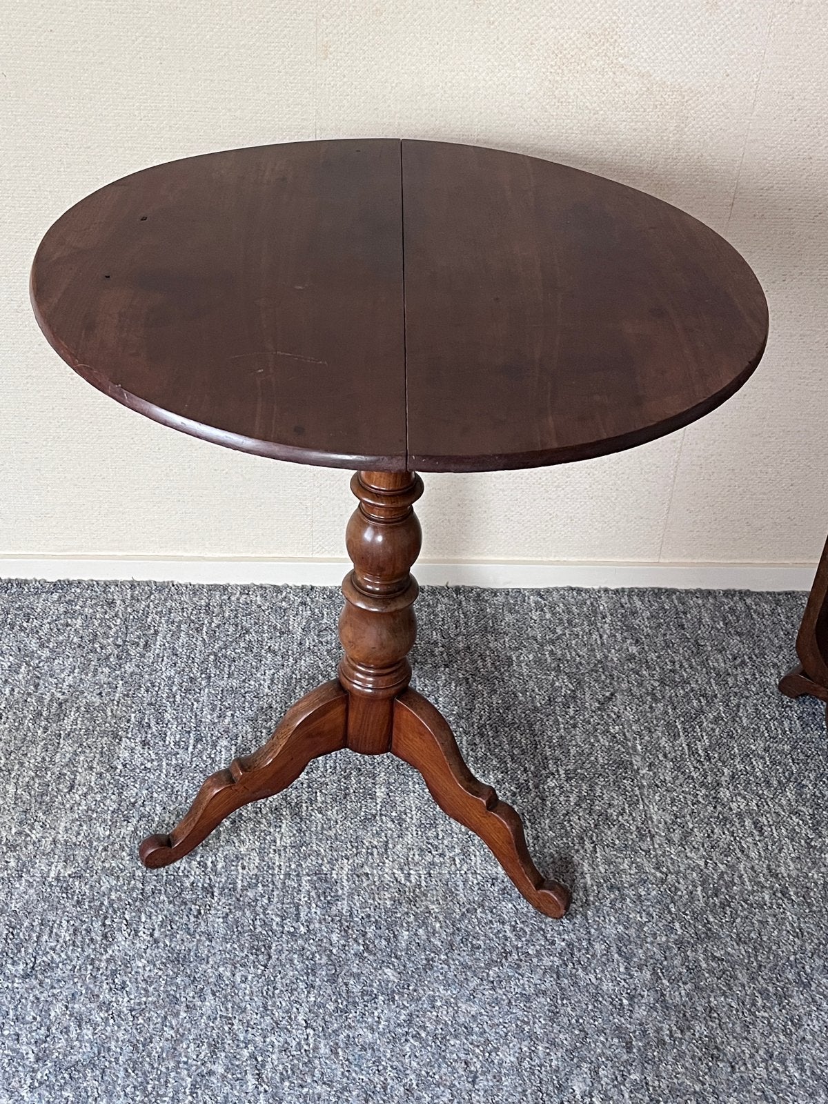 Noten houten tafel - Hoogte 74 cm, diameter 68 cm, Ophalen