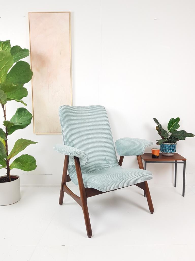 Vintage blauwe fauteuil teakhout lichtblauw rib nieuw, Huis en Inrichting, Fauteuils, Modern vintage, ., 75 tot 100 cm, Ophalen of Verzenden