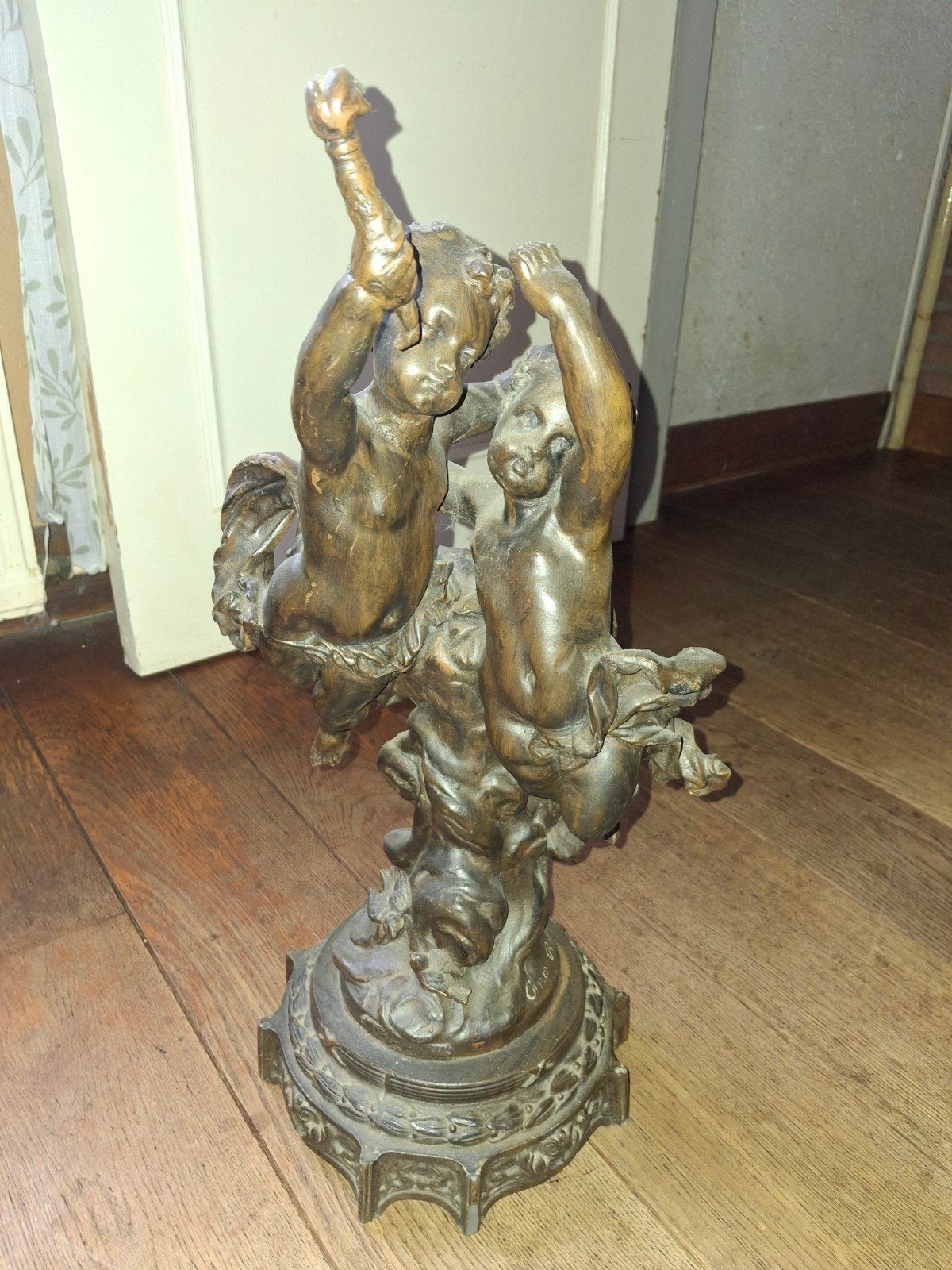Antiek  beeld 'Cupido's' gesigneerd G. Belluse, Ophalen, Groep mensen, Gemerkt, 20 - 50 cm