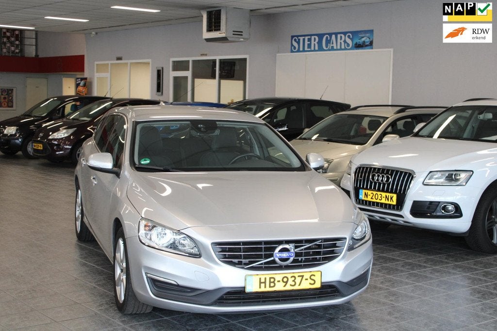 Volvo V60 2.0 T3 Momentum, Nieuwe distributieriem, NAP, APK, Auto's, Volvo, Voorwielaandrijving, Gebruikt, Euro 6, 4 cilinders