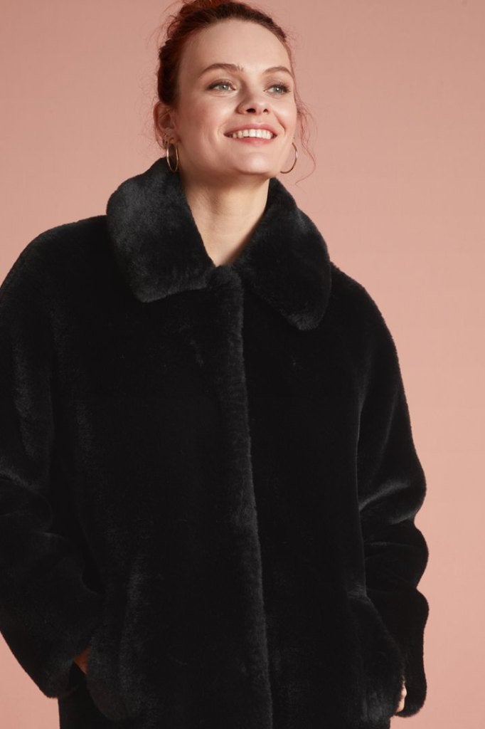 Jas/ Mantel Faux fur bontjas merk King Louie maat 36 zwart, Ophalen, Zwart, Zo goed als nieuw, King Louie