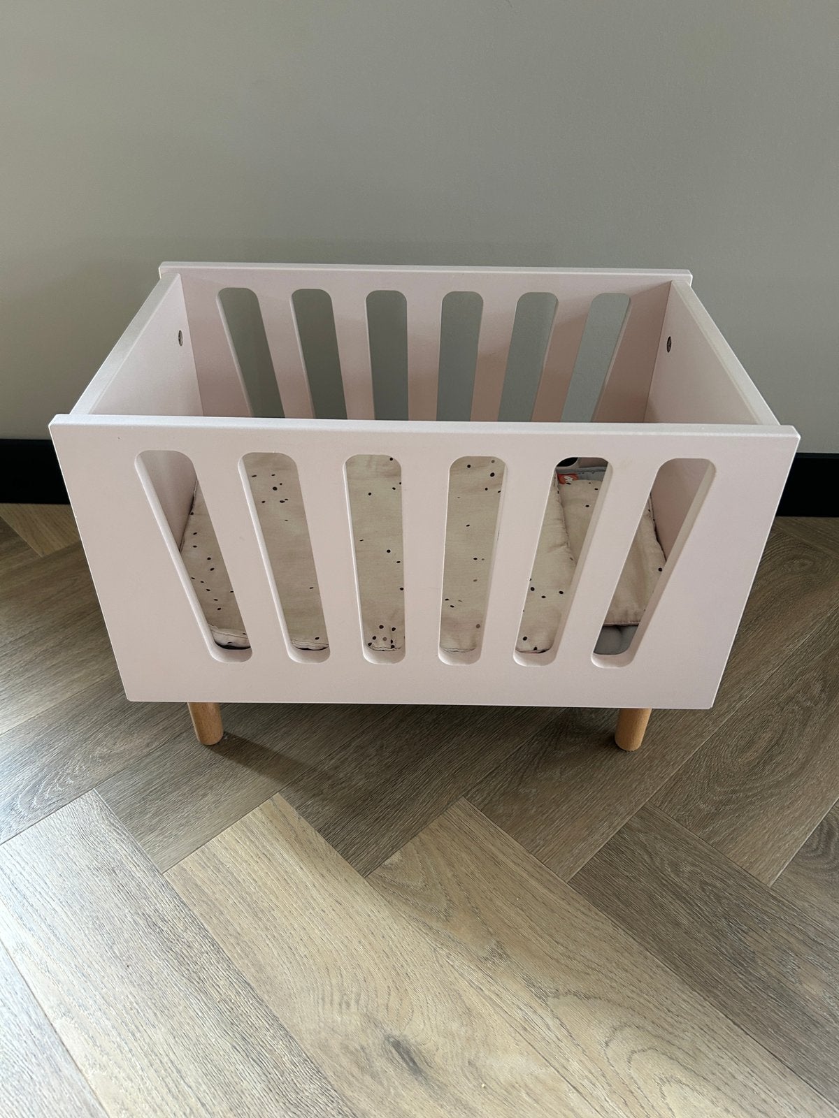 Done By Deer poppenbedje incl beddengoed, Kinderen en Baby's, Ophalen, Zo goed als nieuw, Overige typen