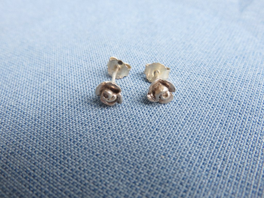 Oorstekers van zilver met roos - 20e eeuw, Sieraden, Tassen en Uiterlijk, Oorbellen, Gebruikt, Ophalen of Verzenden, Knopjes of Stekers
