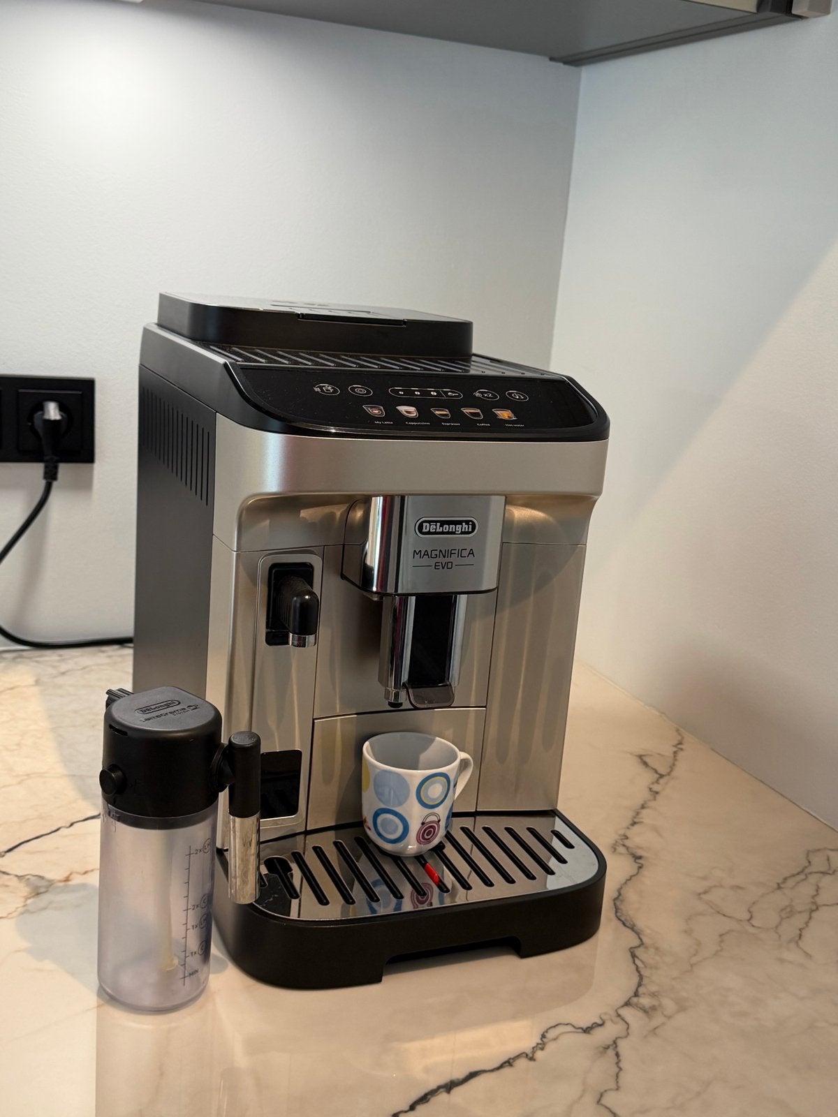 De'Longhi Magnifica Evo volautomatische espressomachine, Afneembaar waterreservoir, Espresso apparaat, 10 kopjes of meer, Gemalen koffie